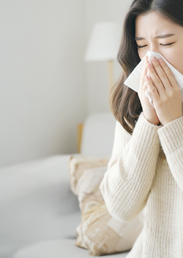 여성이 코를 푸는 모습 (배경 이미지)