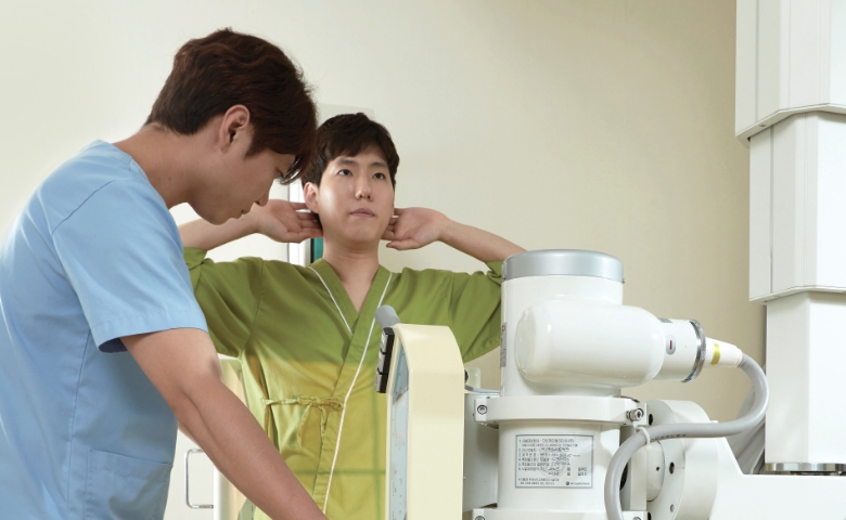 엑스레이 검사받는 모습