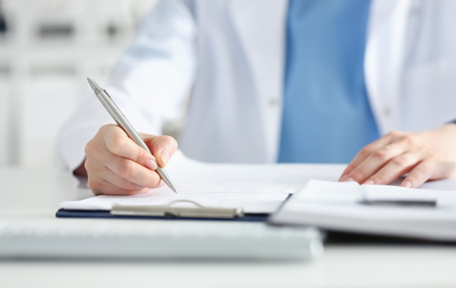 상담 문서를 작성하는 의료진 손