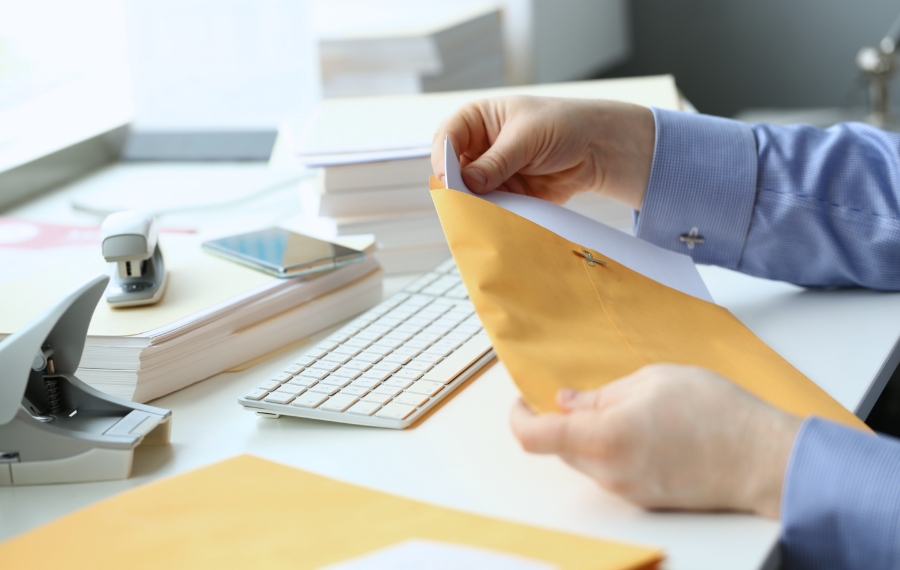 서류를 봉투에 넣는 손