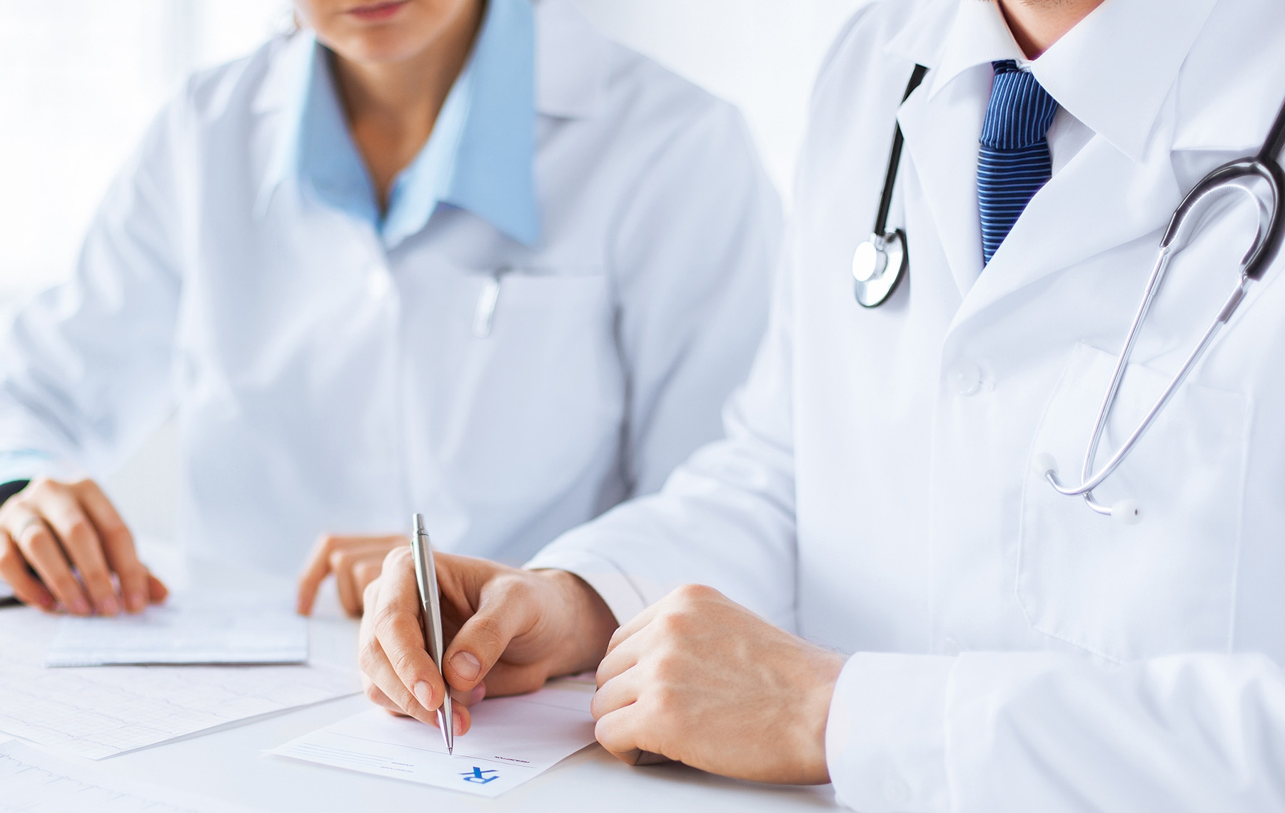 진단 하고 있는 의사