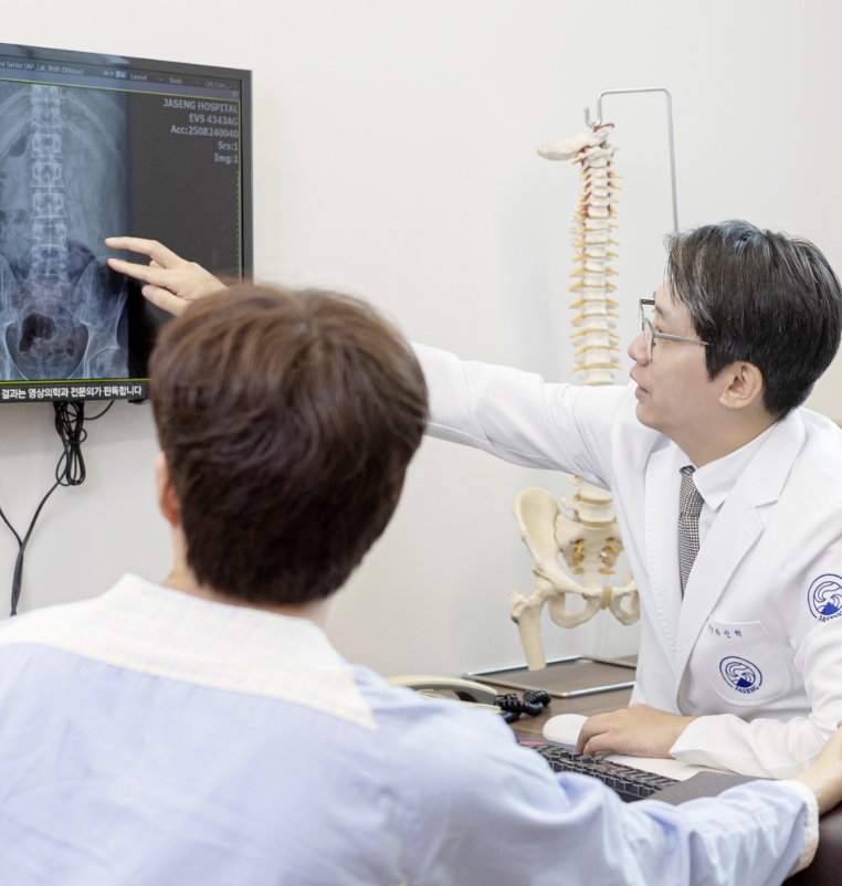 엑스레이를 보며 상담하는 의료진과 환자