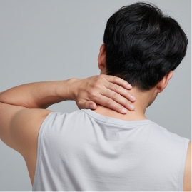 목 통증으로 목 뒤를 잡고 있는 남성