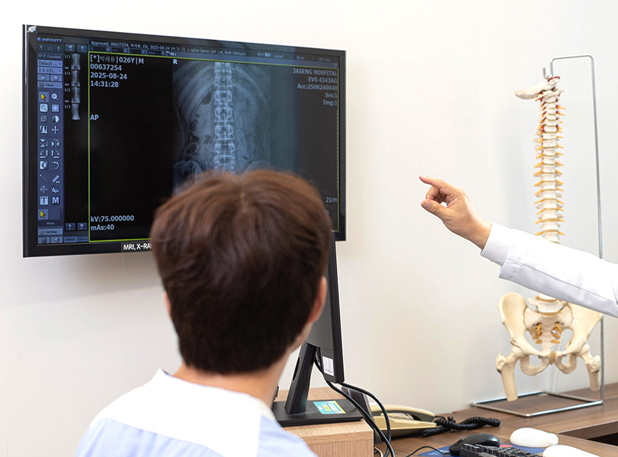 엑스레이 사진을 보고 의사의 말을 경청하는 환자