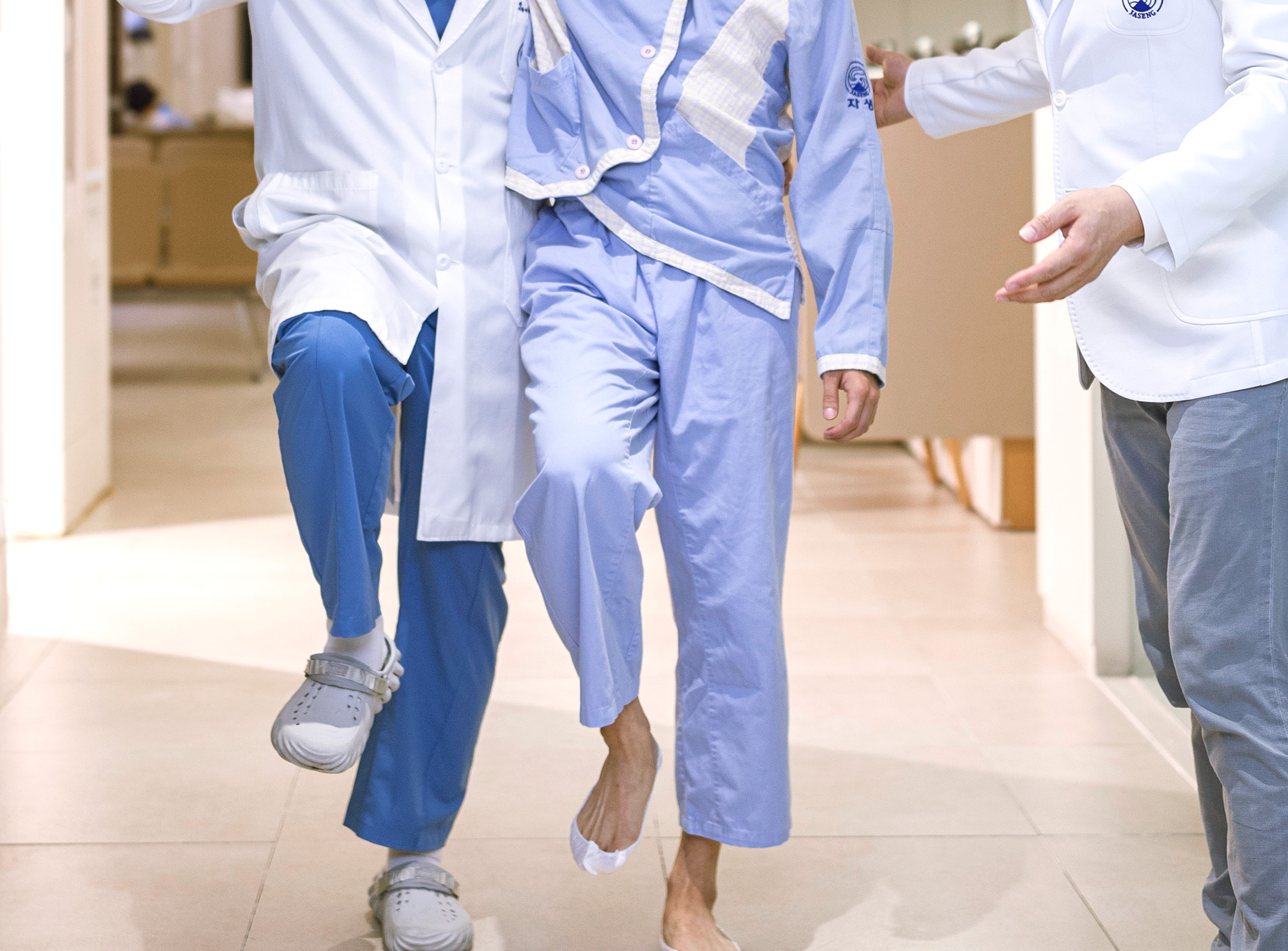 환자를 보조하는 의사가 2명에서 1명으로 줄어 듦