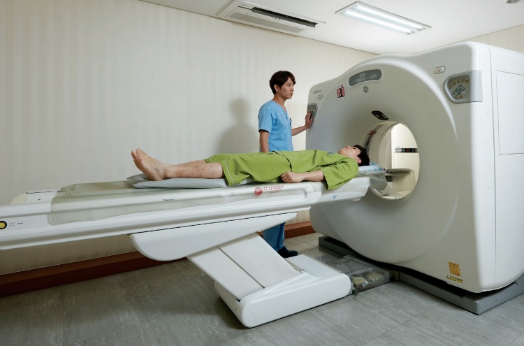 CT 촬영 준비하는 환자와 의사